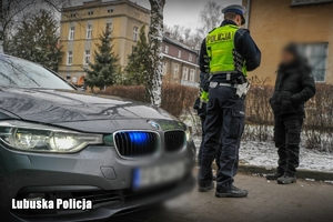 Policjanci rozmawiają z mężczyzną