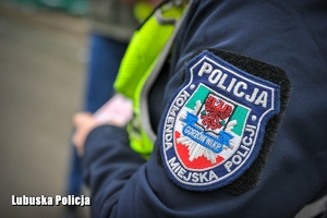 Ramię policjantki z naszywką