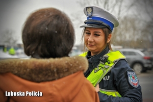 Policjanci rozmawiają z pieszą