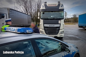 Policjant podczas kontroli kierującego pojazdem ciężarowym