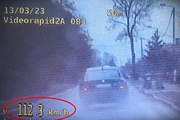 Obraz z wideorejestratora: pojazd przekracza prędkość