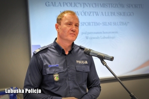 policjant przemawia do mikrofonu