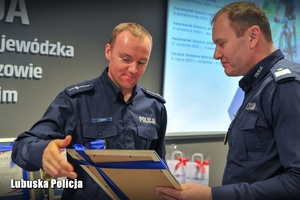 policjant otrzymuje upominek