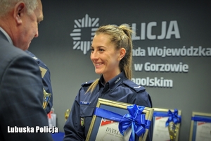 policjantka otrzymuje upominek