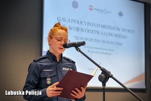 policjantka odczytuje tekst