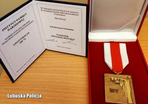 Medal od  Instytutu Pamięci Narodowej dla policjanta