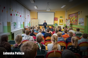 Policjantka rozmawia z młodzieżą