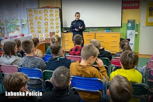 Policjantka rozmawia z młodzieżą