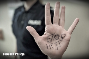 Dłoń policjanta z napisem STOP HEJT