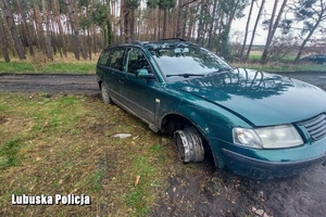 Pojazd osobowy z uszkodzonym kołem.