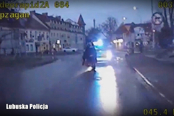 Zrzut z policyjnego videorejestratora - uciekający motocyklista na drodze.