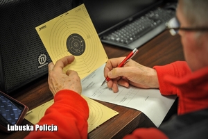 sędzia liczy punkty z tarczy