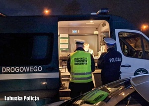 Policjanci i funkcjonariusze Inspekcji Transportu Drogowego podczas nocnych kontroli drogowych.