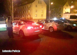 Policjanci i funkcjonariusze Inspekcji Transportu Drogowego podczas nocnych kontroli drogowych.