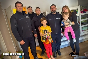 policjanci i matka z dziećmi