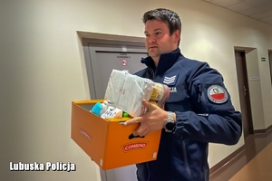 policjant niesie produkty