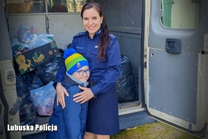 policjantka obejmuje małego chłopca