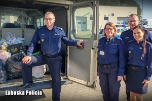 policjanci stoją przy busie
