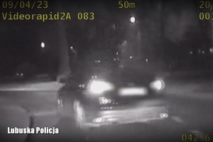 Nagranie z policyjnego videorejestratora - uciekający przed kontrola pojazd osobowy.