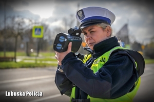 policjantka mierzy prędkość pojazdów