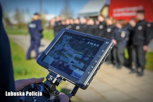 policjant operuje dronem