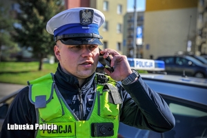 policjant rozmawia przez telefon