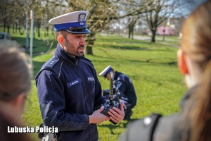 policjant rozmawia z uczniami klasy mundurowej