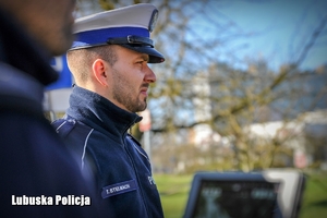 policjant operuje dronem