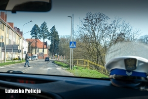Policyjna czapka we wnętrzu radiowozu.