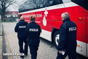 policjanci wsiadają do krwiobusu