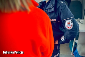 policjantka stoi obok pielęgniarki