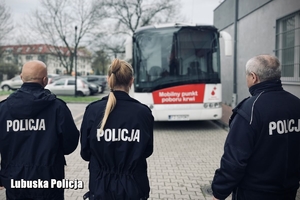 policjanci idą o krwiobusu