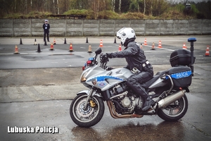 policjant na motocyklu pokonuje tor