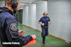 policjant mierzy czas biegnącemu policjantowi