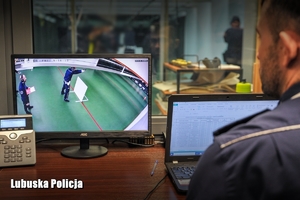 policjant obserwuje monitoring na strzelnicy