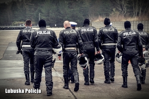 policyjni motocykliści idą torem