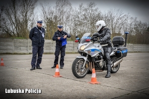 policjant na motocyklu stoi na starcie