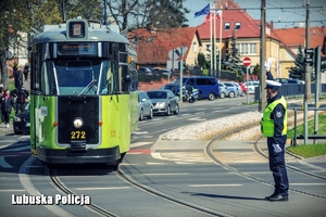 policjant kieruje ruchem na skrzyżowaniu