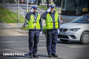 policjanci kierują ruchem na skrzyżowaniu