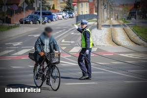 policjant kieruje ruchem na skrzyżowaniu