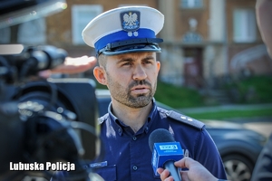 policjant udziela wywiadu