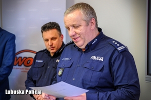 policjant trzyma dyplom