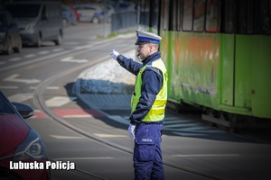 policjant kieruje ruchem na skrzyżowaniu