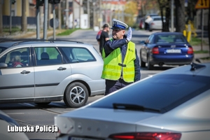 policjant kieruje ruchem na skrzyżowaniu