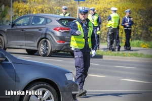 policjant kieruje ruchem na skrzyżowaniu