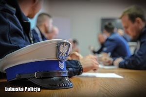 policyjna czapka leżąca na stole