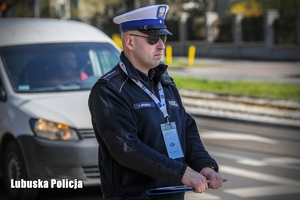 policjant stoi przy skrzyżowaniu