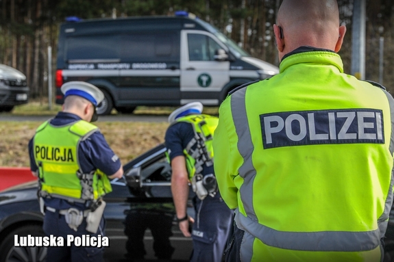 Policjanci polscy i niemieccy podczas działań.