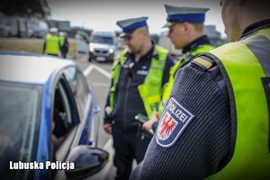 Policjanci z Polski i Niemiec podczas kontroli drogowej.