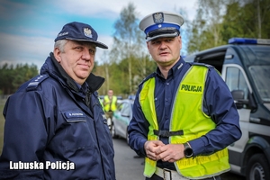 Umundurowanie policjanci podczas działań na autostradzie A2.